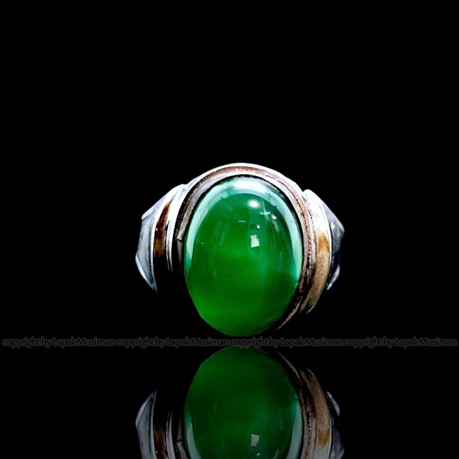 [Bayar di Tempat] Cincin Pria Batu Giok Hijau Mirip Bacan Cincin Titanium Anti Karat