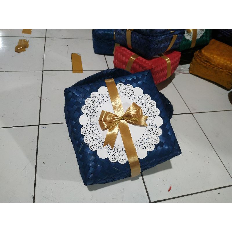 besek bambu warna hias pita line+renda 18x18 sepasang (wadah&tutup)