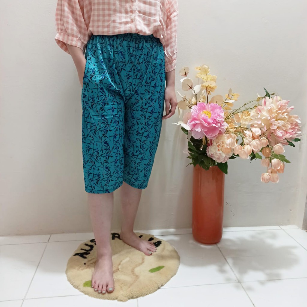 CELANA PENDEK SELUTUT MOTIF ABSTRAK WANITA