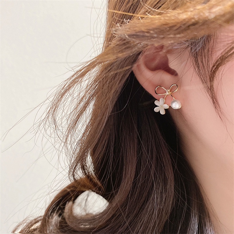 Anting Tusuk Motif Bunga Hias Mutiara / Berlian Imitasi Ala Korea Untuk Wanita