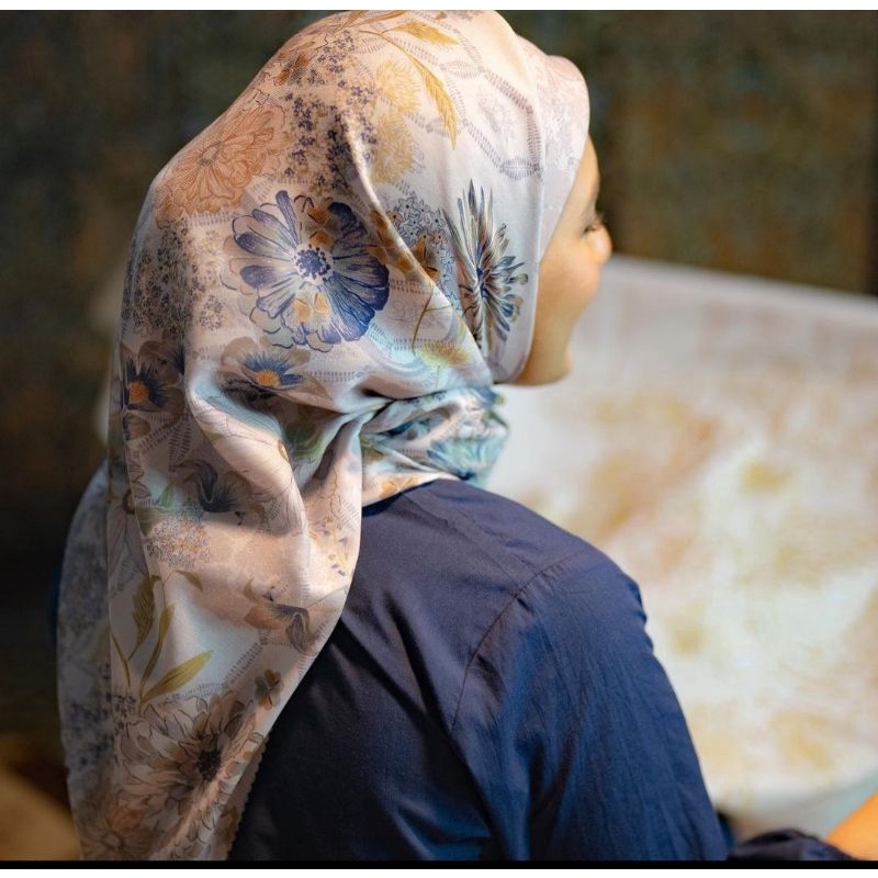 Preloved Sandhya Scarf - Pearl Heaven Lights