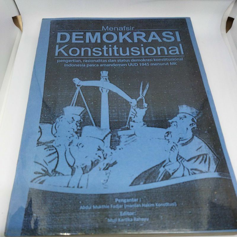 Menafsir Demokrasi konstitusional