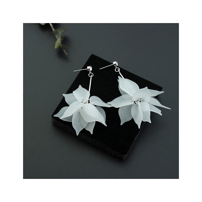 LRC Anting Tusuk Sweet Silver Color Leaf Pendant Decorated Color Matching Simple Earrings