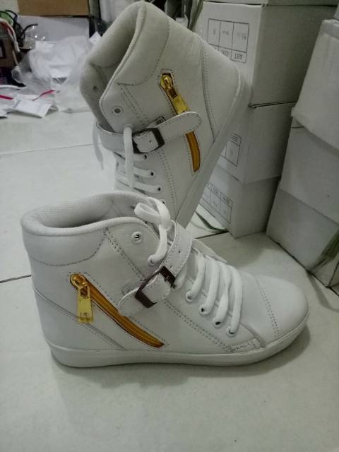 Sepatu Boots Wanita Kekinian Warna Putih Model Terbaru