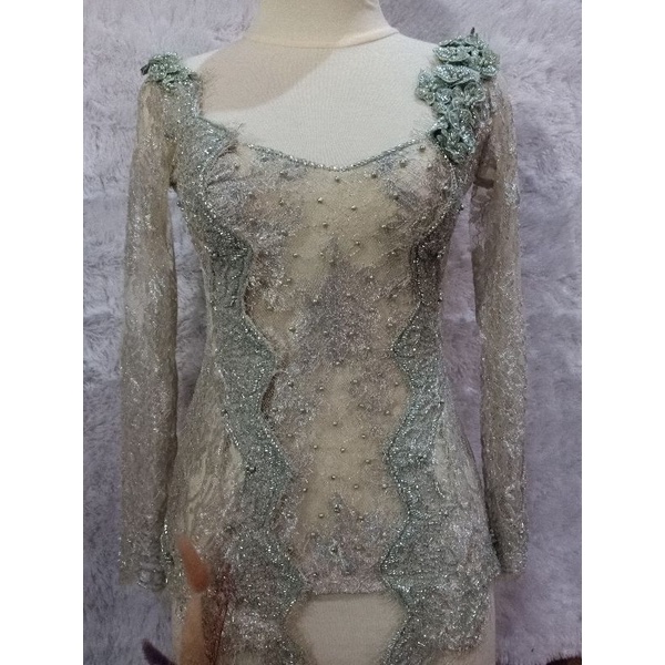 kebaya metalik modif bunga tempel