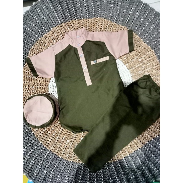 Koko Rayyanza set Peci