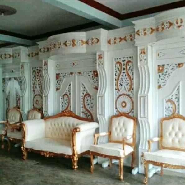 gebyok pelaminan lengkap dengan satu set kursi pengantin,vas bunga ,