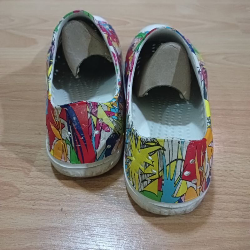 sepatu casual wanita mirip Crocs slip on karet