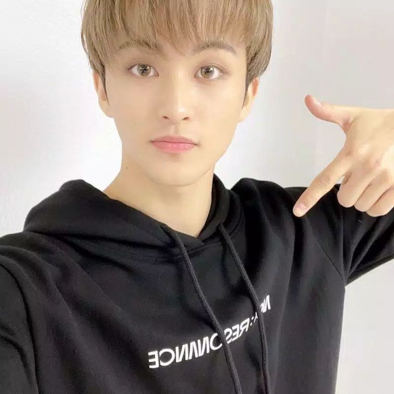 jaket hoodie nct resonance logo di tangan