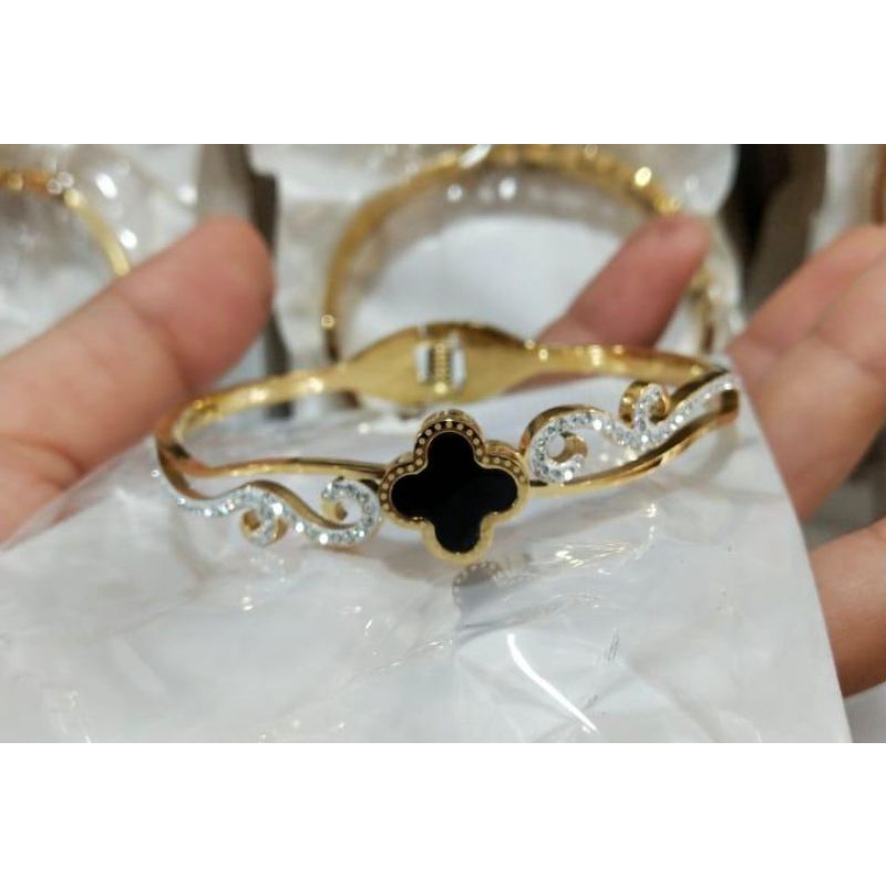 GELANG TANGAN WANITA TITANIUM ANTI KARAT MOTIF PILIHAN MODEL DAN BENTUK NYA ANTI KARAT ANTI PUDAR LA