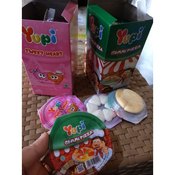 

Permen Yupi 1 Box Isi 12 Pcs
