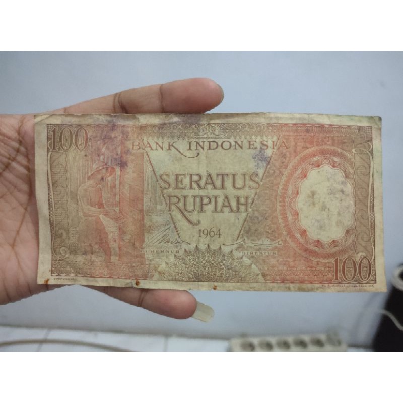 Uang kuno koleksi 100 rupiah tahun 1964