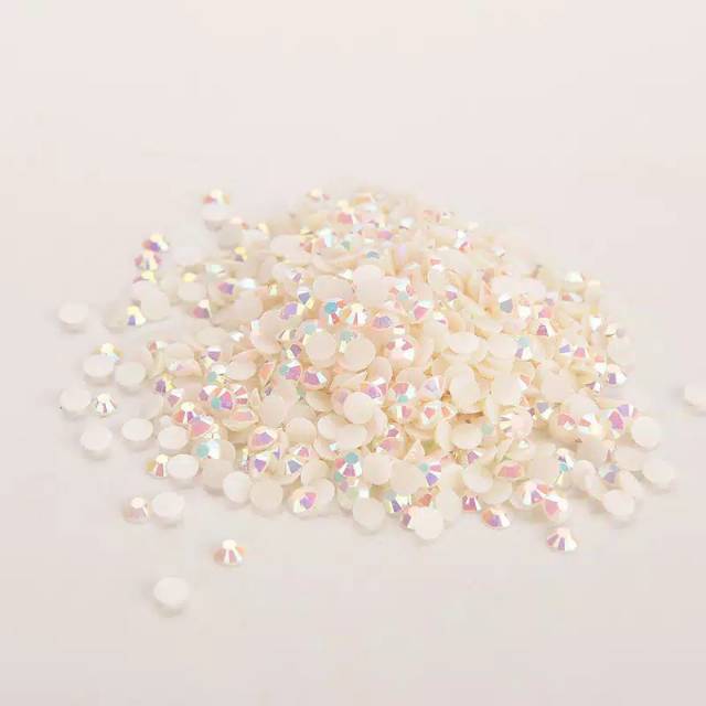 

150pcs Gems beige 4mm