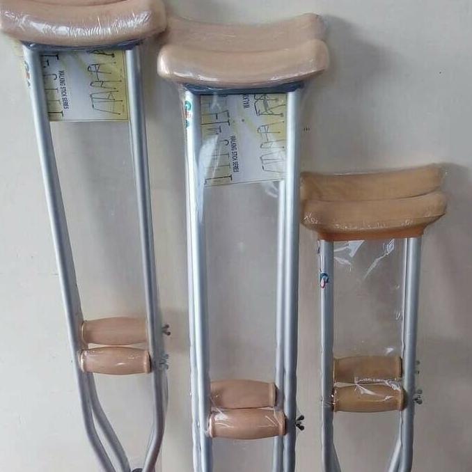 Alat bantu jalan tongkat ketiak untuk patah tulang kaki