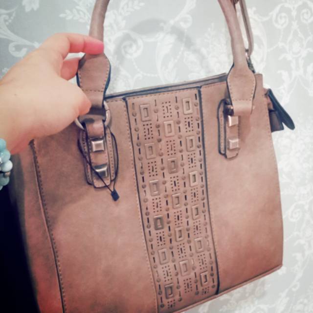 Tas wanita Merk Belleza -preloved. Jarang digunakan. Dijual rugi. Tote bag atau selempang. Warna abu