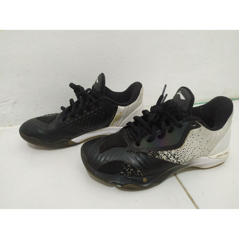 Sepatu badminton lining dagger