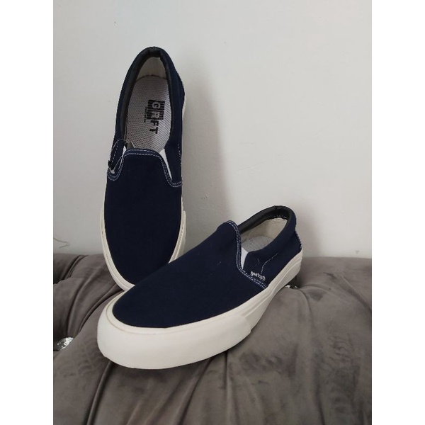 sepatu slip on Snoopy