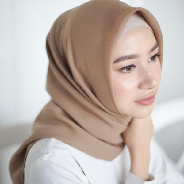 HIJAB BELLA SQUARE JAHIT TEPI / SEGIEMPAT BELLA SQUARE POLYCOTTON