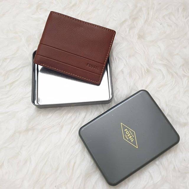 Dompet Fossil lufkin medium brown wallet with tin box
