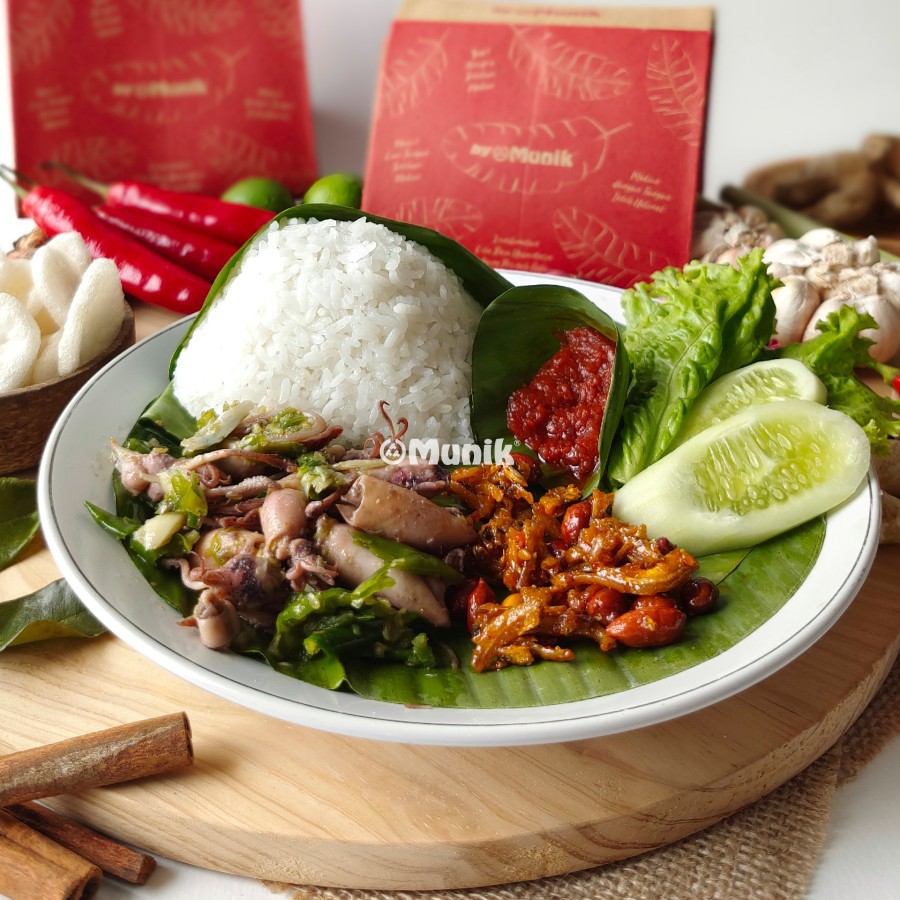 

Munik Resto's Nasi Rames Cumi Asin Cabe Ijo