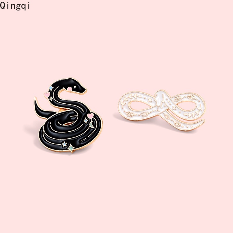 Bros Pin Enamel Desain Kartun Hewan Ular Hitam Putih Gaya Gothic Untuk Hadiah