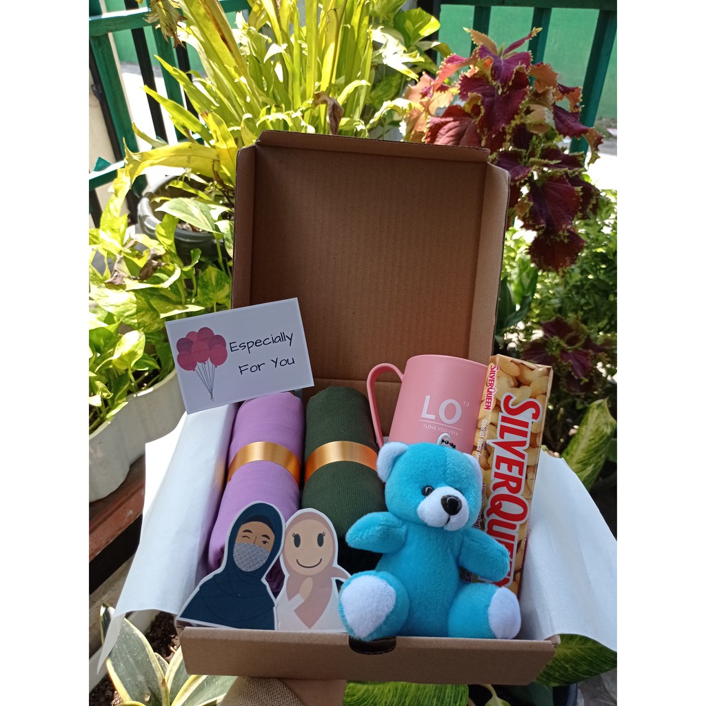 

Hampers kado murah Hijab Bella Square/Pashmina + SIlver Queen Boneka Mini