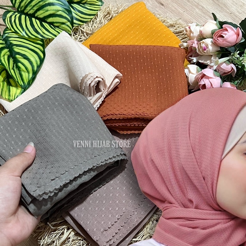 SEGIEMPAT HIJAB BELLA SQUARE MOTIF EMBOS