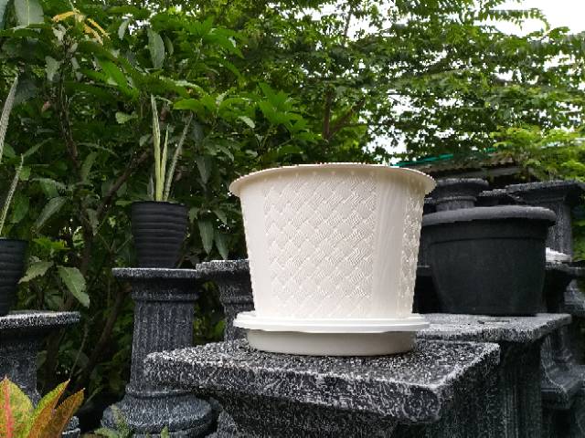 Pot bunga putih motif anyam 25cm + tatakan putih
