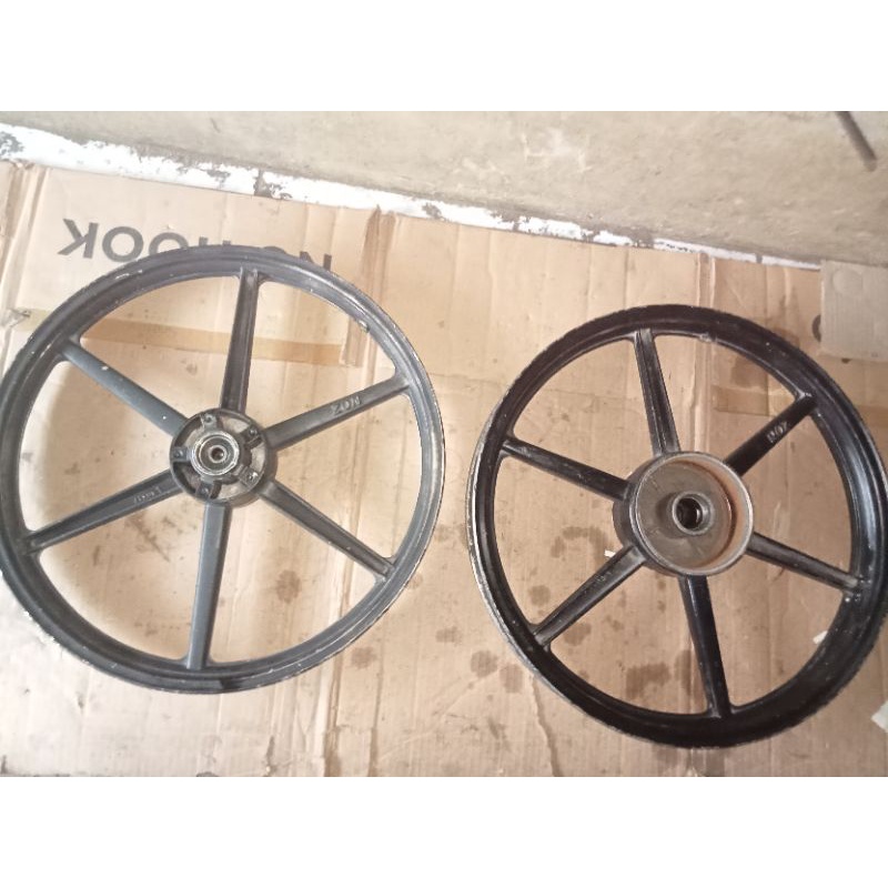 velg honda supra lama-supra fit lama-yang sudah cakram depan nya palang 6 lurus kuat dan keker 90%