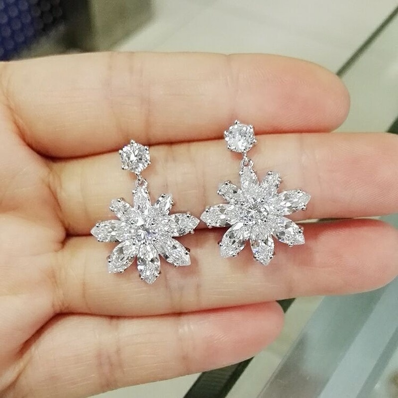 Anting Tusuk Motif Bunga Hias Kristal Imitasi Berkilau Ala Korea Untuk Wanita