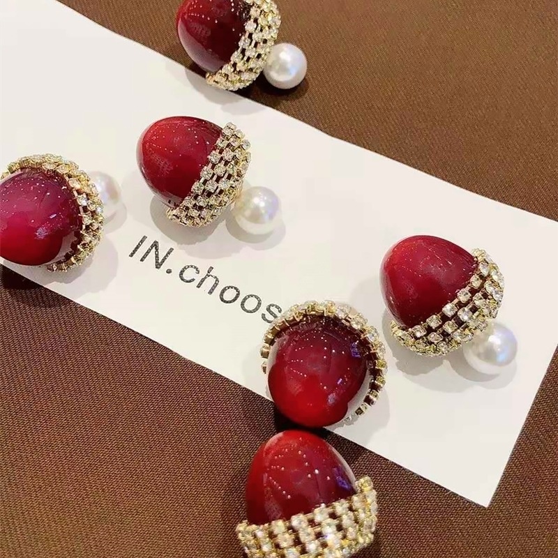 Anting Tusuk Motif Buah Ceri Merah Ala Korea Bahan Titanium Hias Berlian Imitasi Untuk Wanita