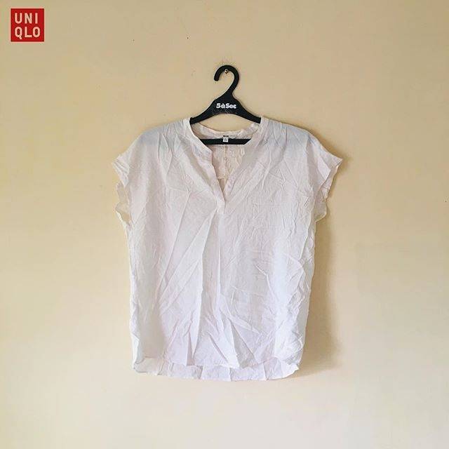 Blouse uniqlo putih second