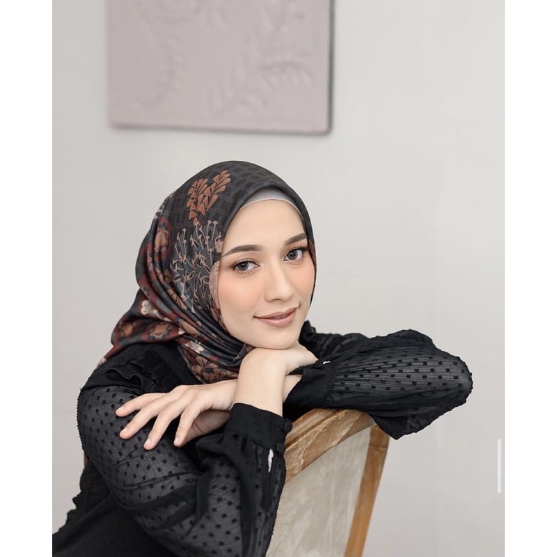 Marina Scarf Tortoise Wearing Klamby