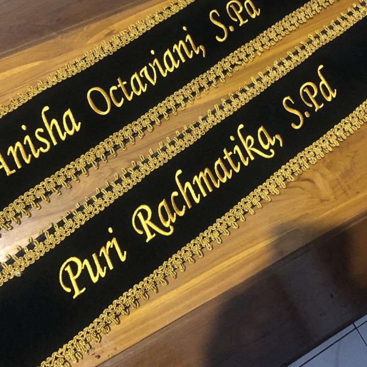 Tren Kekinian.. Selempang Bordir Selempang Wisuda Selempang Wisuda Selendang wisuda Slemapang wisuda