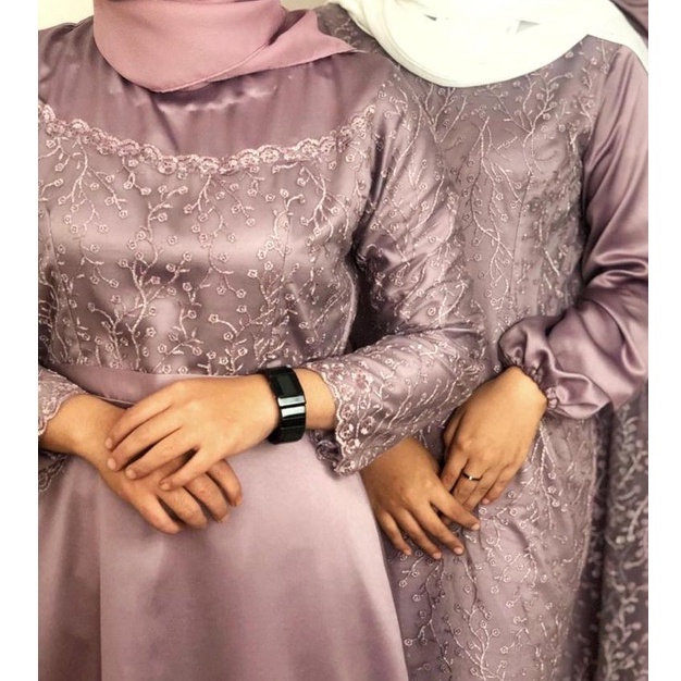 Paket Bridesmaid/ Bahan bridesmaid/ Wisuda/ Seragam Keluarga (brokat 0.5m + Satin sesuai ukuran )