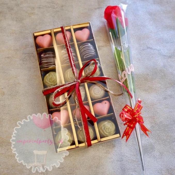 

Jual Paket Coklat Valentine Love Hati Isi 18 Dan Bunga Coklat