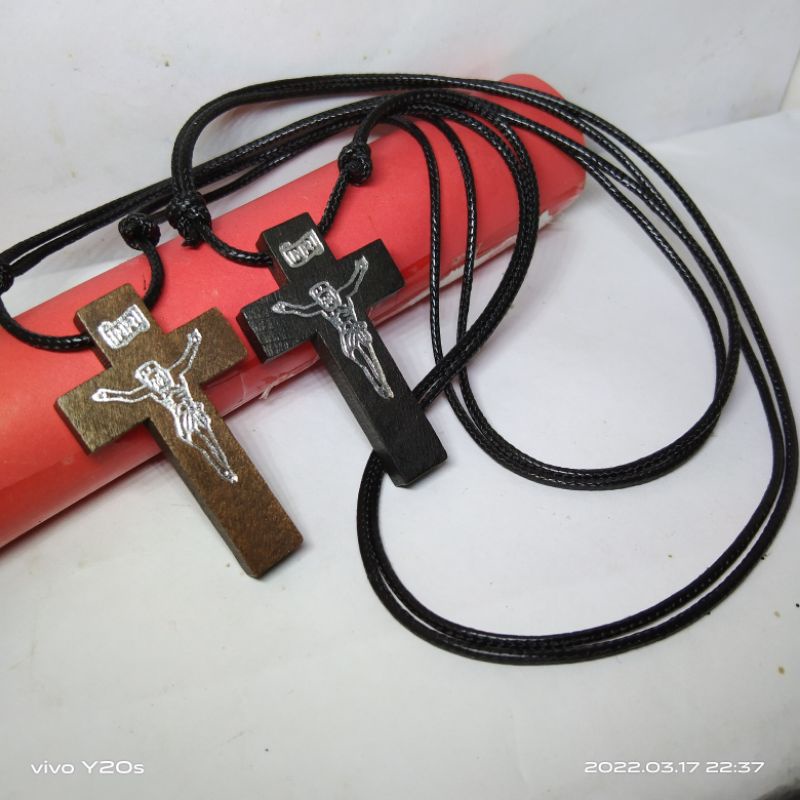 Kalung tali hitam liontin salib kayu