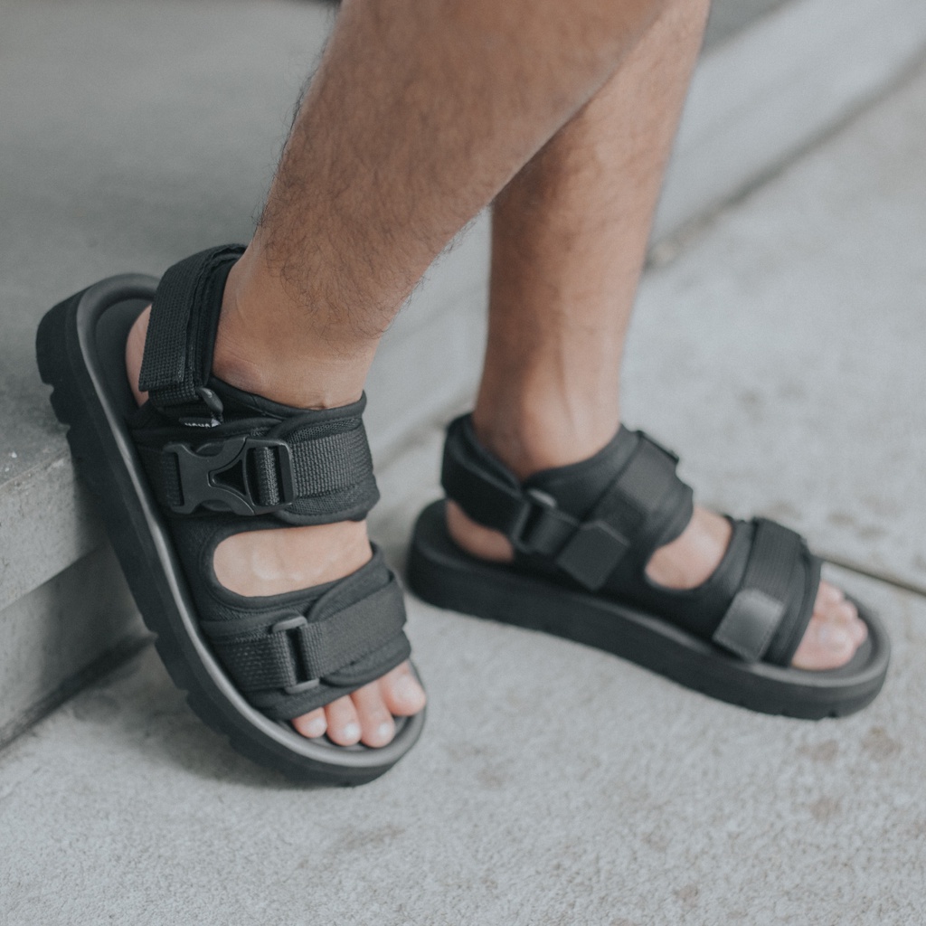 ALVIS FULL BLACK ORIGINAL x JACK Sandal Casual Hitam Pria Sendal Gunung Kasual Jalan Santai Harian Main Hangout Lebaran Traveling Fashion Jepang Distro Remaja Dewasa Outdoor Adventure Premium Travelling Footwear Tali 2 Strap Keren Terbaru Kekinian Branded