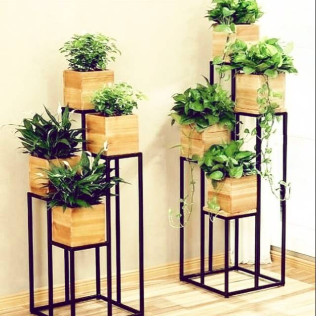 Rak pajangan bunga besi holo 4 susun alas kayu unik