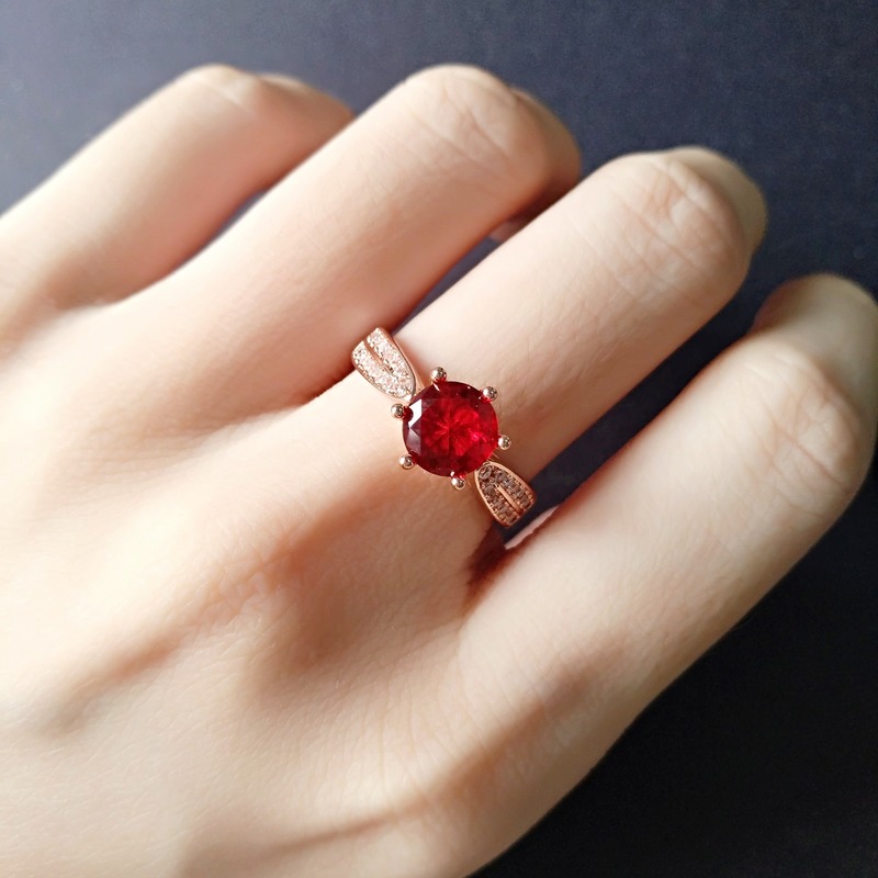 Cincin Rose Gold Dengan Ruby Untuk Wanita