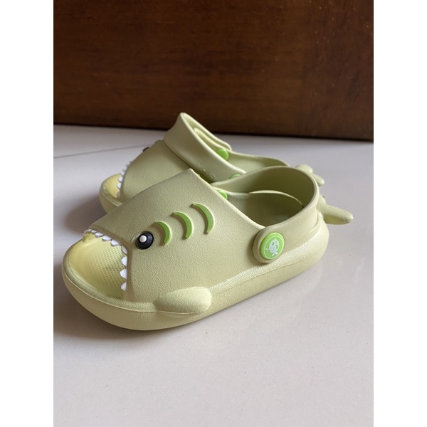 Sandal karet baby shark  (preloved, outsole 15.5cm )