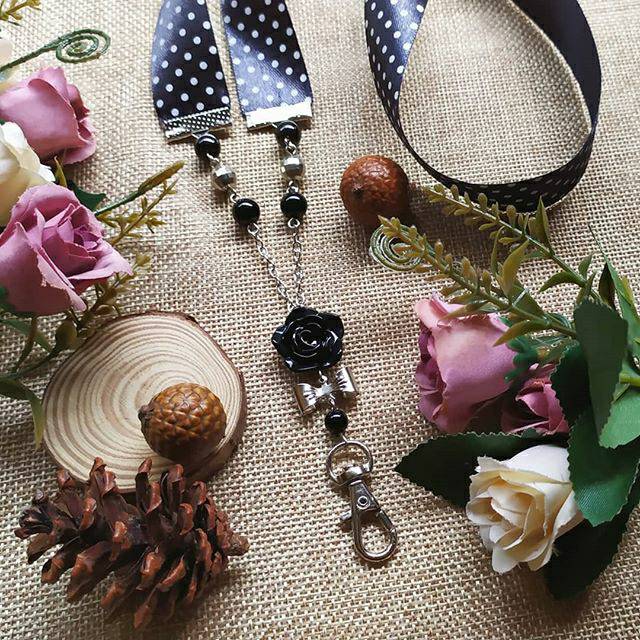 

Kalung Lanyard Tali ID Card Black Polka