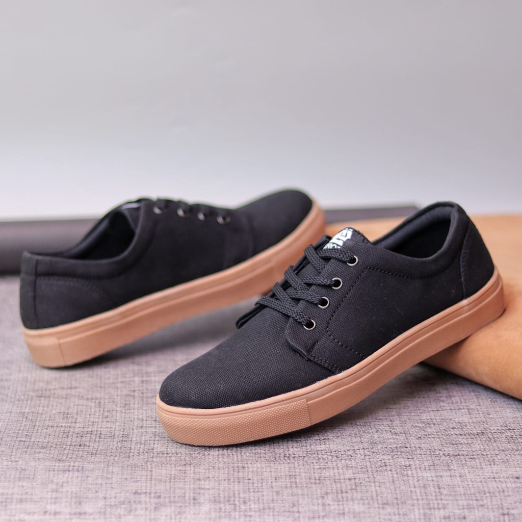 NERO Sepatu Kasual Sneakers Pria Original Sepatu Skate Cowok Trendy Simple Murah Anti Slip