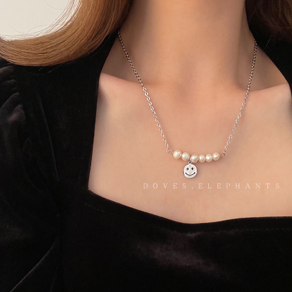 Kalung Rantai Klavikula Hias Liontin Smiley Face Mutiara Air Tawar Untuk Wanita