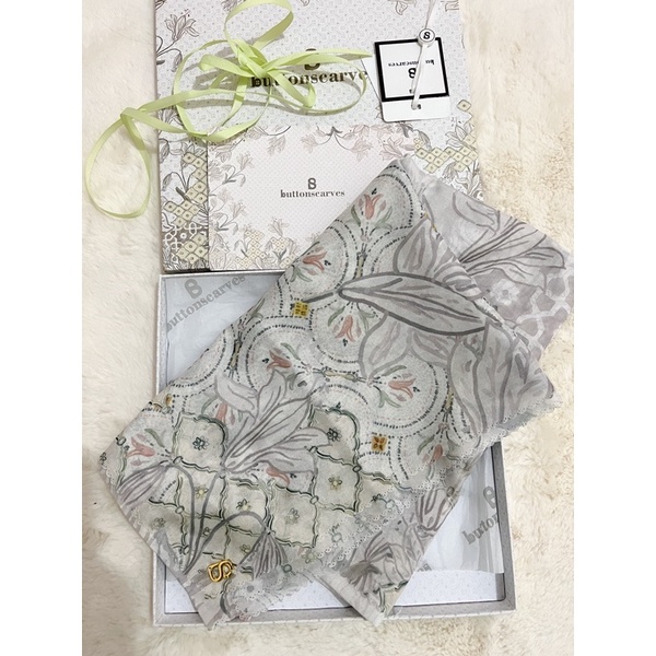 Buttonscarves Maharani White