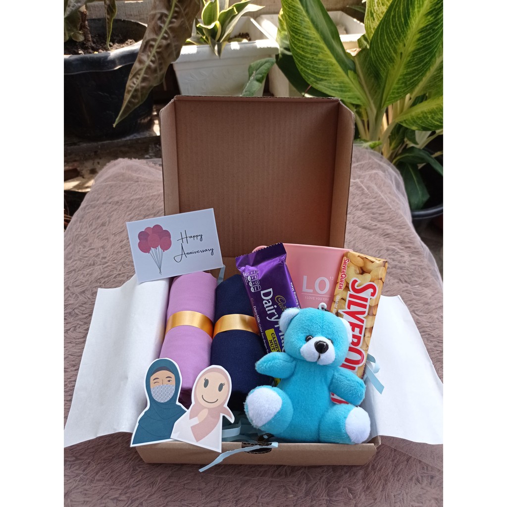

Hampers kado murah Hijab Bella Square/Pashmina + SIlver Queen Cadbury