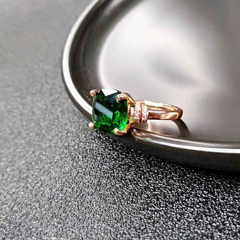 Cincin Rose Gold 18k Simple Dengan Emerald Untuk Wanita