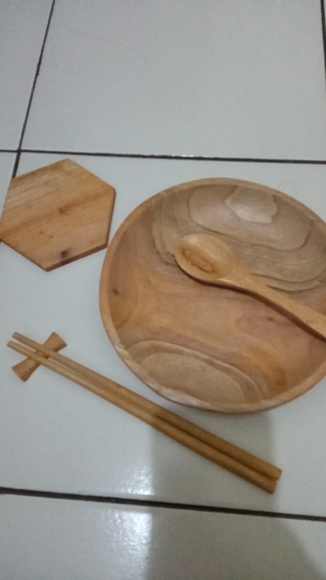 Piring Liuk Paket Kayu Mahoni ( Piring 20cm, Coaster Hexagon, Sendok Mahoni, Sumpit Mahoni)