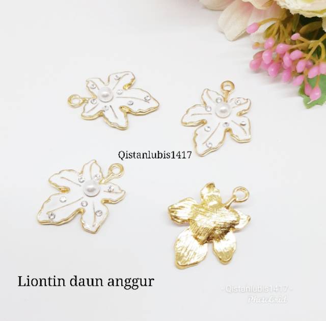 Liontin daun anggur