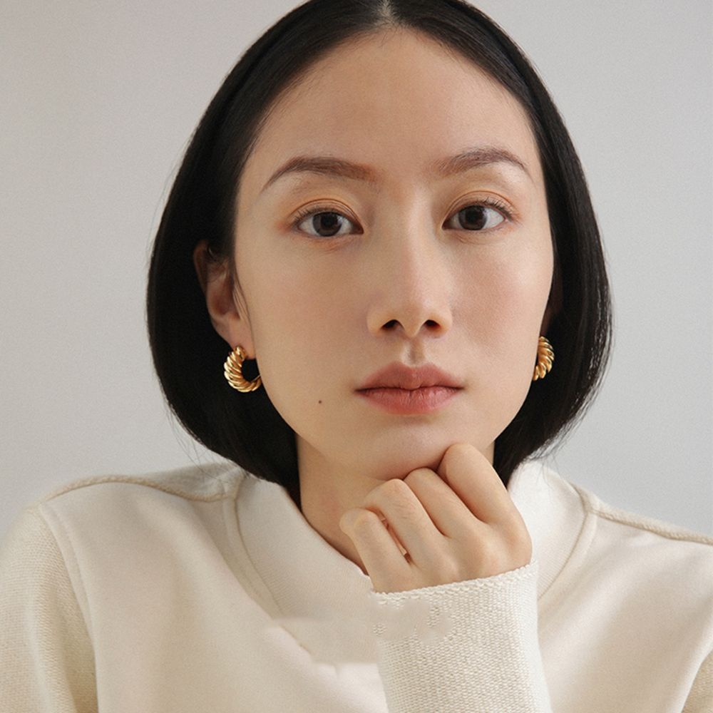 Needway  Exquisite Mental Hoop Earrings Sweet Female Stud Earrings Thread Earrings Geometry Women Elegant Croissant C Shape Simple Korean Style Earrings/Multicolor